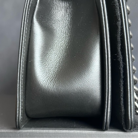 Chanel Boy Medium - Picture 9 of 15